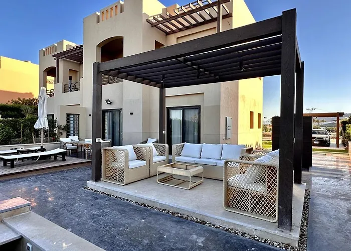 Luxurious With Infinity Private Pool & Jacuzzi Over Sabina Island's Lagoon * Hurghada