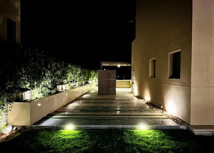 Luxurious With Infinity Private Pool & Jacuzzi Over Sabina Island's Lagoon