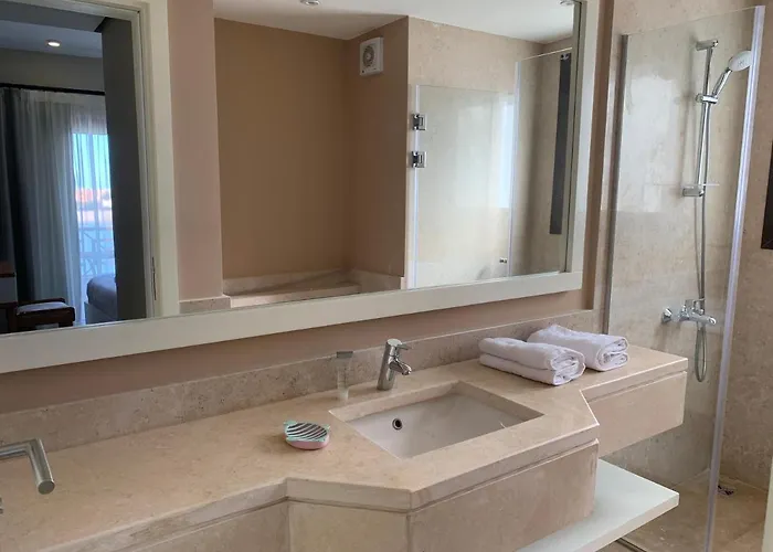 Villa Luxurious With Infinity Private Pool & Jacuzzi Over Sabina Island's Lagoon